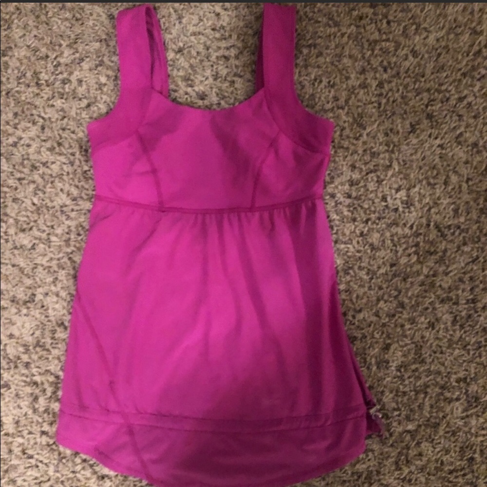 Lululemon fuchsia color size 4 like new